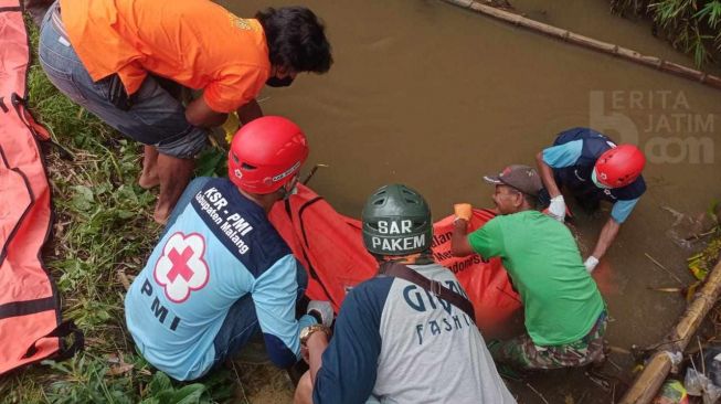 Penemuan mayat pria di Malang, Jawa Timur diduga korban banjir. [beritajatim.com]