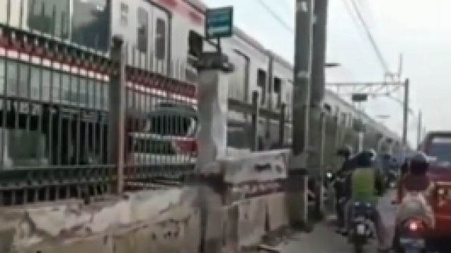 Reaksi Tak Terduga Publik Soal Kecelakaan KRL Jurusan Bogor-Jakarta Tabrak Mobil di Citayam: yang Kerja Jadi Telat