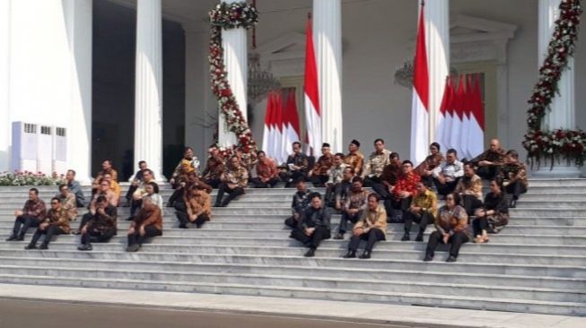 Jajaran Menteri Jokowi 2019 sampai 2024 duduk di pelataran Istana Kepresidenan (Suara.com/Achmad Fauzi)