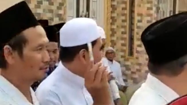 Gus Baha Jaili Bapak-bapak Saat Sedang Jalan Kaki, Aksi Sang Ustaz Tuai Sorotan: Ternyata Orang Alim Suka Bercanda