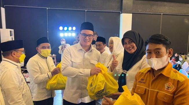 Safari Ramadhan Partai Golkar bagi-bagikan minyak goreng ke warga. [dokumentasi pribadi]