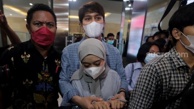 Diperiksa 5 Jam, Rizky Billar dan Lesti Kejora Kembalikan Uang Rp 1 Milliar dari DNA Pro