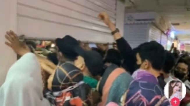 Viral Video Emak-emak Berebut Beli Baju Lebaran di Tanah Abang, Publik Beri Sindiran Telak Soal Harga Minyak Goreng