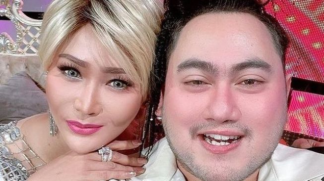 Potret Inul Daratista Berambut Pendek dan Blonde (Instagram/inul.d)