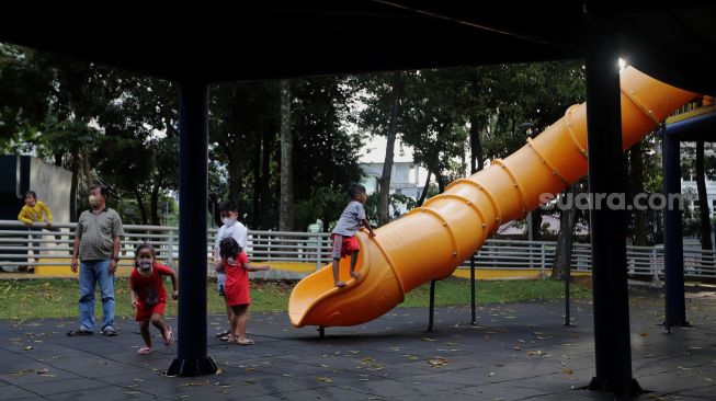 Sejumlah anak bermain di Taman Puring, Jakarta, Rabu (20/4/2022). [Suara.com/Angga Budhiyanto]