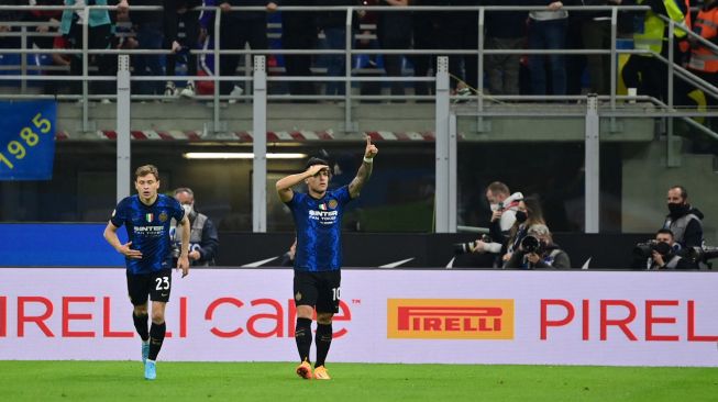 Penyerang Inter Milan Lautaro Martinez (tengah) melakukan selebrasi setelah membuka skor pada pertandingan semifinal Piala Italia (Coppa Italia), leg kedua antara Inter melawan AC Milan di Stadion Giuseppe Meazza, Rabu (20/4) dini hari WIB.  MIGUEL MEDINA / AFP