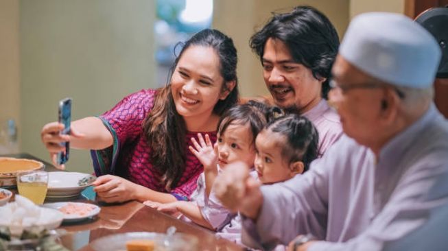 Studi: Makan Sambil Bermain Ponsel Bisa Sebabkan Obesitas, Ketahui Hubungannya!