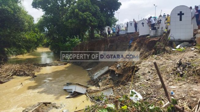 Tebing Sungai Longsor, 12 Kuburan di Simalingkar B Hanyut Tersapu Air