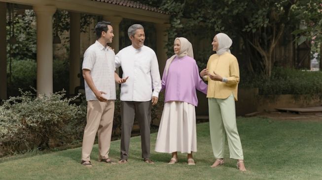 Baju lebaran dengan model simpel dan elegan untuk keluarga muslim. (Foto: Dok. Uniqlo Indonesia)