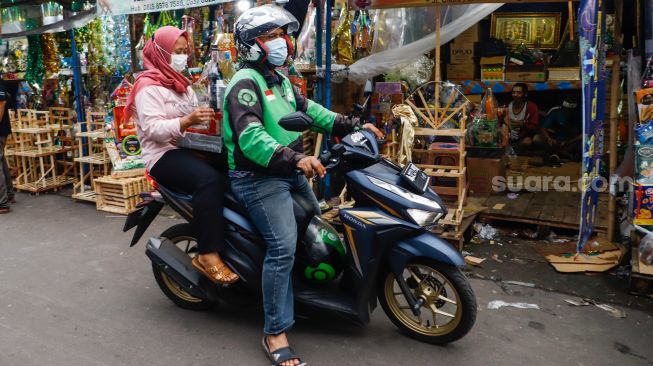 Warga membeli parcel lebaran di Pasar Kembang Cikini, Jakarta Pusat, Kamis (21/4/2022). [Suara.com/Alfian Winanto]