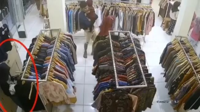 Menjelang Lebaran, Wanita Ini Terekam CCTV Curi Baju di Toko (instagram/berita_bojonegoro2)