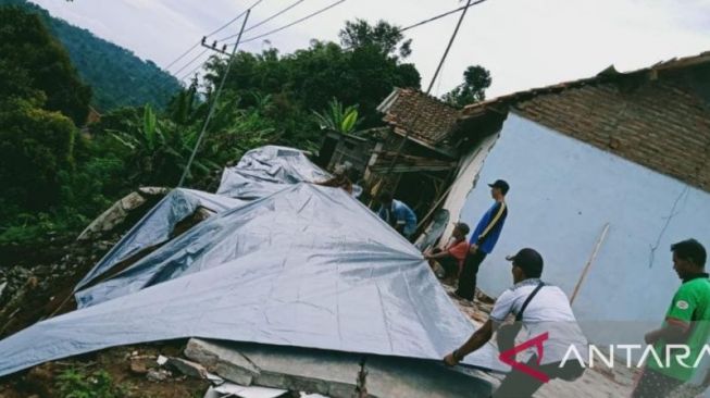 Bencana Longsor di Probolinggo Mengakibatkan Tiga Rumah Warga Rusak