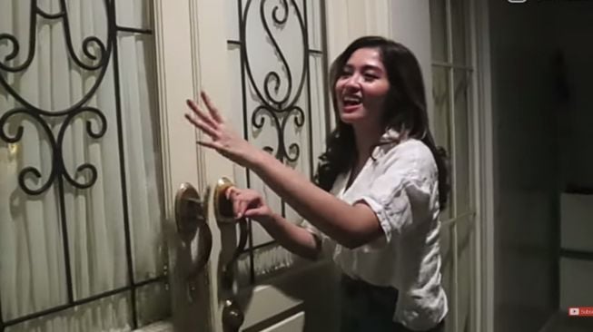 Potret Rumah Annisa Trihapsari (YouTube Ochi Rosdiana)