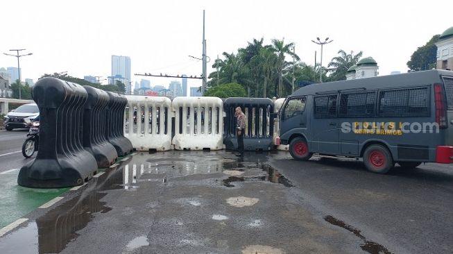 Khawatir Dijebol Mahasiswa dan Buruh yang Hari Ini Berdemo, Gedung DPR Dilindungi Barier Raksasa hingga Kawat Berduri