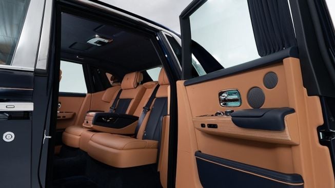 Rolls-Royce Phantom Sapphire Astrum kabin dan interior Bespoke [Rolls-Royce Motor Cars].