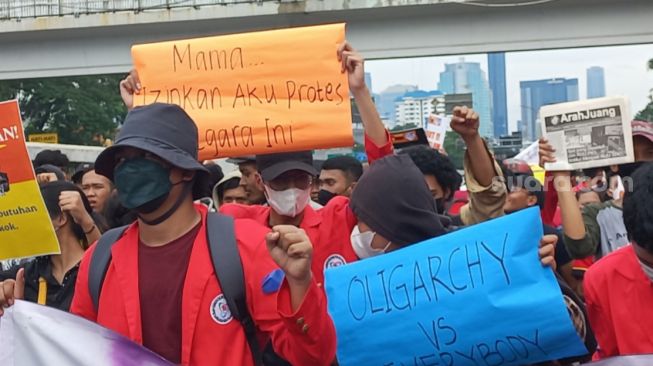 Geruduk Gedung DPR RI, Massa Mahasiswa: Mama Izinkan Aku Protes Negara Ini!