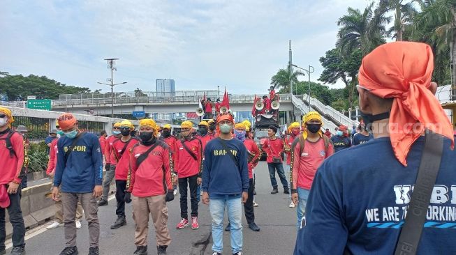 Tiba di Depan Gedung DPR Usai Longmarch, Massa GEBRAK: Kami di Sini Menuntut Atas Jiwa Rakyat Tertindas!