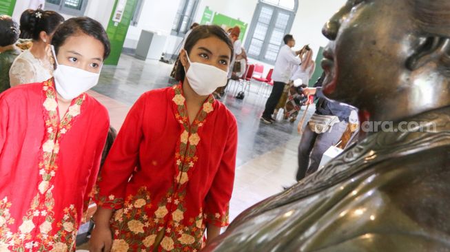 Siswa Sekolah Darurat Kartini mengunjungi ruang Kartini di Museum Kebangkitan Nasional, Jakarta Pusat, Kamis (21/4/2022). [Suara.com/Alfian Winanto]
