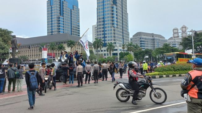 Gelar Aksi 21 April, Massa Mahasiswa Mulai Berdatangan Di Kawasan IRTI Monas