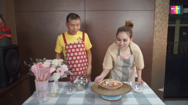 Momen Ayu Ting Ting dan Ayah Ojak Bikin Takjil (YouTube Qiss You TV)