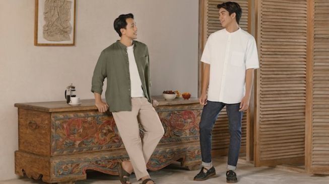 Baju koko modern untuk Ramadhan dan Lebaran. (Foto: Dok. Uniqlo Indonesia)