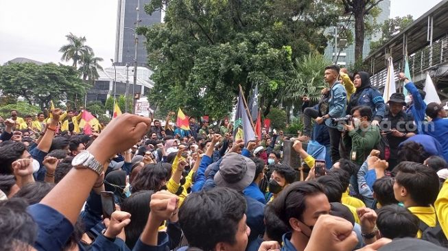 Massa Mahasiswa dari berbagai kampus saat menggelar aksi 21 April di kawasan Patung Kuda, Jakpus. (Suara.com/Yaumal)