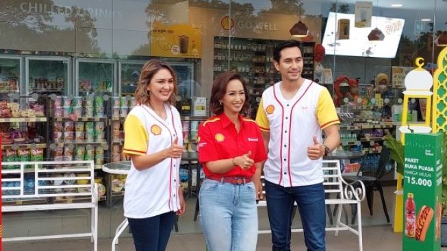 Darius Sinathrya dan Donna Agnesia dalam acara konferensi pers Shell, Kamis (21/4/2022). (Dok. Rizal/Suara.com)