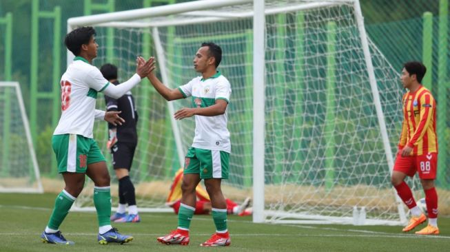 Pemain Timnas Indonesia U-23 Irfan Jaya (kanan) rayakan golnya ke gawang Andong University dalam pertandingan uji coba di Haemaji Football Field, Korea Selatan, Kamis (21/4/2022). (dok. PSSI)