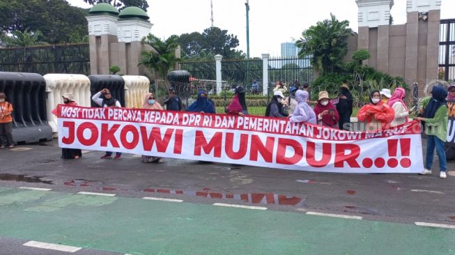 Emak-emak Ikut Demo Di Aksi 21 April, Bawa Spanduk "Jokowi Mundur"