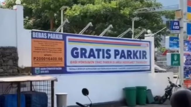 Minimarket Pasang Spanduk Besar Gratis Parkir, Pengunjung Ini Bingung Ada Tukang Parkir Nongkrong di Parkiran