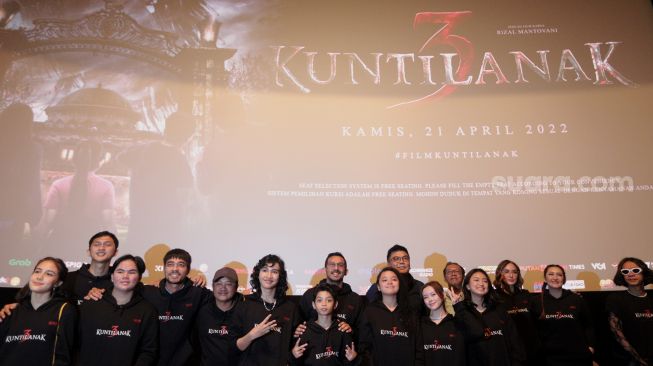 Para pemeran dalam film Kuntilanak 3 berfoto saat acara konferensi pers film terbaru mereka di Epicentrum Walk, Jakarta, Kamis (21/4/2022). [Suara.com/Angga Budhiyanto]