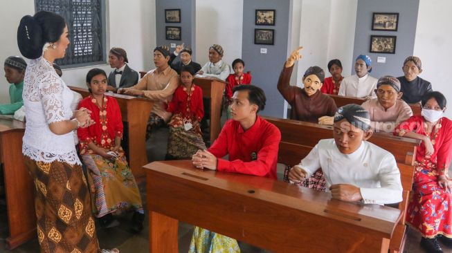 Siswa Sekolah Darurat Kartini mengunjungi ruang Kartini di Museum Kebangkitan Nasional, Jakarta Pusat, Kamis (21/4/2022). [Suara.com/Alfian Winanto]
