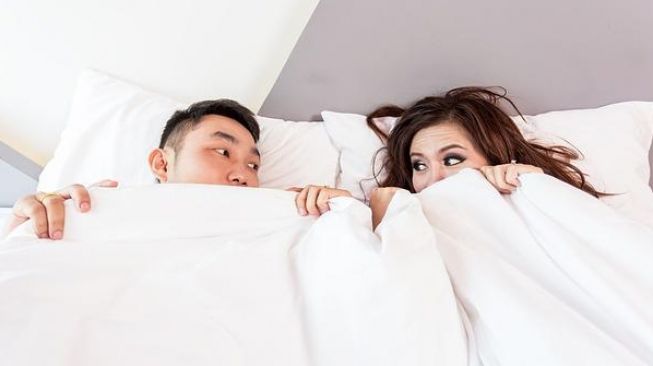 3 Alasan Mengapa Kamu Harus Tidur di Samping Pasangan, Ciptakan Kehangatan!