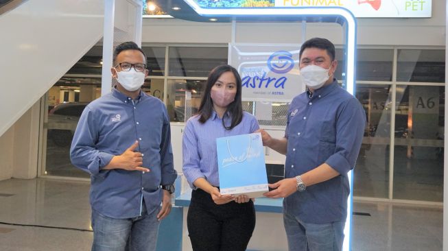 Regional Manager Asuransi Astra Jawa Timur dan Indonesia Timur, Muliawansyah bersama Kepala Cabang Asuransi Astra Surabaya, Andi Victory Bangun menyerahkan bingkisan kepada pelanggan pertama Garda Center Pakuwon Trade Center, Surabaya [Asuransi Astra].