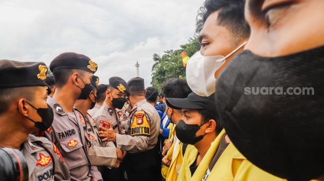 Massa aksi yang tergabung dalam Badan Eksekutif Mahasiswa Seluruh Indonesia (BEM SI) menggelar aksi unjuk rasa di Kawasan Patung Kuda, Jakarta Pusat DPR RI, Jakarta, Kamis (22/4/2022). [Suara.com/Alfian Winanto]
