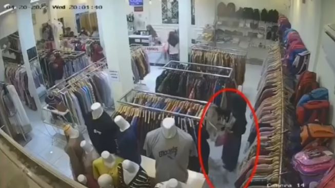 Menjelang Lebaran, Wanita Ini Terekam CCTV Curi Baju di Toko, Barang Dimasukkan Dalam Kresek