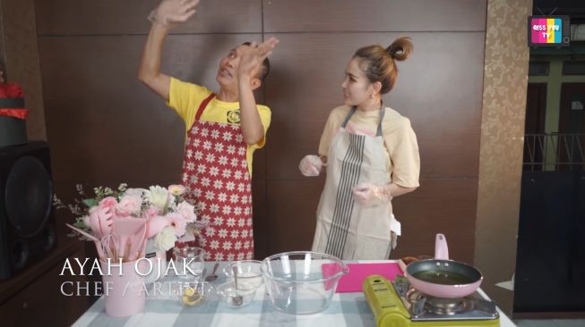 Momen Ayu Ting Ting dan Ayah Ojak Bikin Takjil (YouTube Qiss You TV)