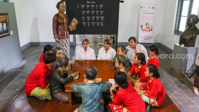 Siswa Sekolah Darurat Kartini mengunjungi ruang Kartini di Museum Kebangkitan Nasional, Jakarta Pusat, Kamis (21/4/2022). [Suara.com/Alfian Winanto]
