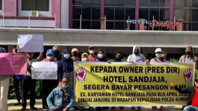 Pesangon Tak Kunjung Dibayar, Mantan Karyawan Hotel Sandjaja Palembang Demonstrasi