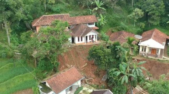 Penampakan Bencana Longsor di Gununggalu, Kabupaten Bandung Barat (KBB) yang Merusak Puluhan Rumah (Istimewa) 