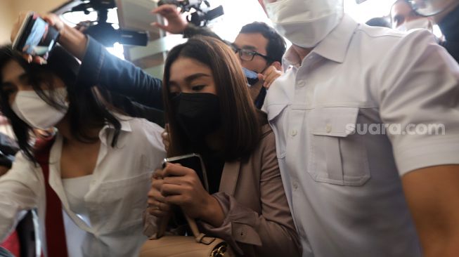 Selebgram Chandrika Chika (tengah) tiba untuk menjalani pemeriksaan di Polres Metro Jakarta Selatan, Kamis (21/4/2022). [Suara.com/Angga Budhiyanto]