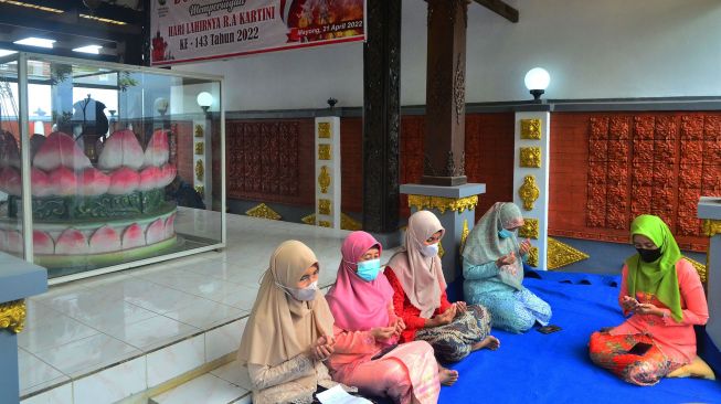 Peserta berdoa di Monumen Ari-ari atau tempat kelahiran Raden Ajeng Kartini Djojo Adhiningrat atau RA Kartini di Desa Pelemkerep, Mayong, Jepara, Jawa Tengah, Kamis (21/4/2022).  ANTARA FOTO/Yusuf Nugroho