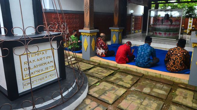 Peserta berdoa di Monumen Ari-ari atau tempat kelahiran Raden Ajeng Kartini Djojo Adhiningrat atau RA Kartini di Desa Pelemkerep, Mayong, Jepara, Jawa Tengah, Kamis (21/4/2022).  ANTARA FOTO/Yusuf Nugroho