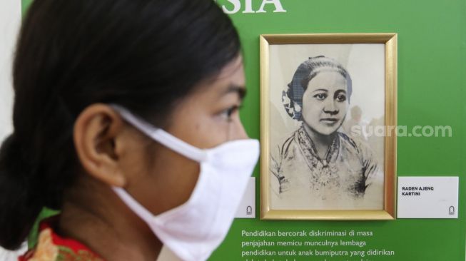 Siswa Sekolah Darurat Kartini mengunjungi ruang Kartini di Museum Kebangkitan Nasional, Jakarta Pusat, Kamis (21/4/2022). [Suara.com/Alfian Winanto]
