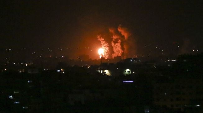 Api dan asap membubung selama serangan udara Isarel di jalur Gaza tengah, Kamis (21/4). [AFP Photo]