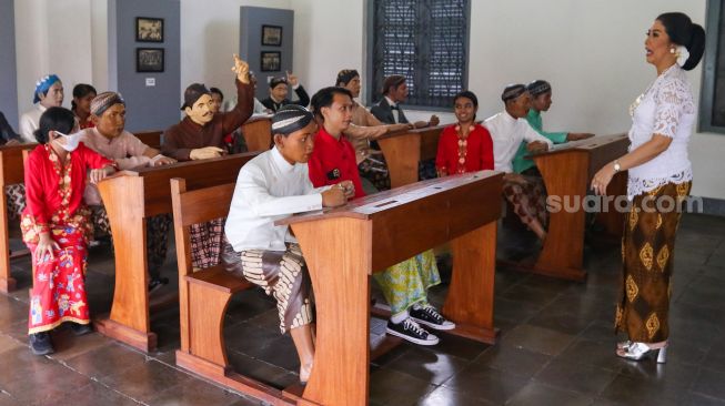 Siswa Sekolah Darurat Kartini mengunjungi ruang Kartini di Museum Kebangkitan Nasional, Jakarta Pusat, Kamis (21/4/2022). [Suara.com/Alfian Winanto]
