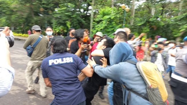 Mahasiswa Demonstran 21 April Kena Pukul hingga Sulit Mendengar, Polda Metro Jaya: Enggak Ada Pemukulan