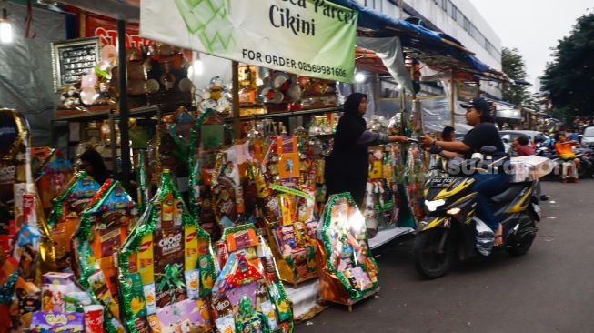 Warga membeli parcel lebaran di Pasar Kembang Cikini, Jakarta Pusat, Kamis (21/4/2022). [Suara.com/Alfian Winanto]