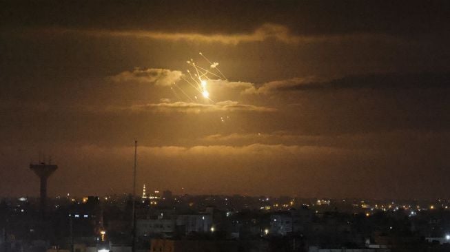 Rudal Iron Dome Israel mencegat rudal masuk yang ditembakkan dari Jalur Gaza di Palestina Kamis (21/4).  [AFP Photo]