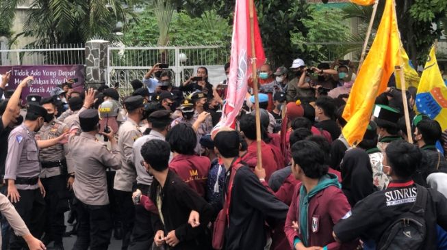 Mahasiswa yang tergabung dalam organisasi Cipayung Plus menggelar aksi unjuk rasa di Depan Istana Bogor berujung ricuh [Devina/Suarabogor]